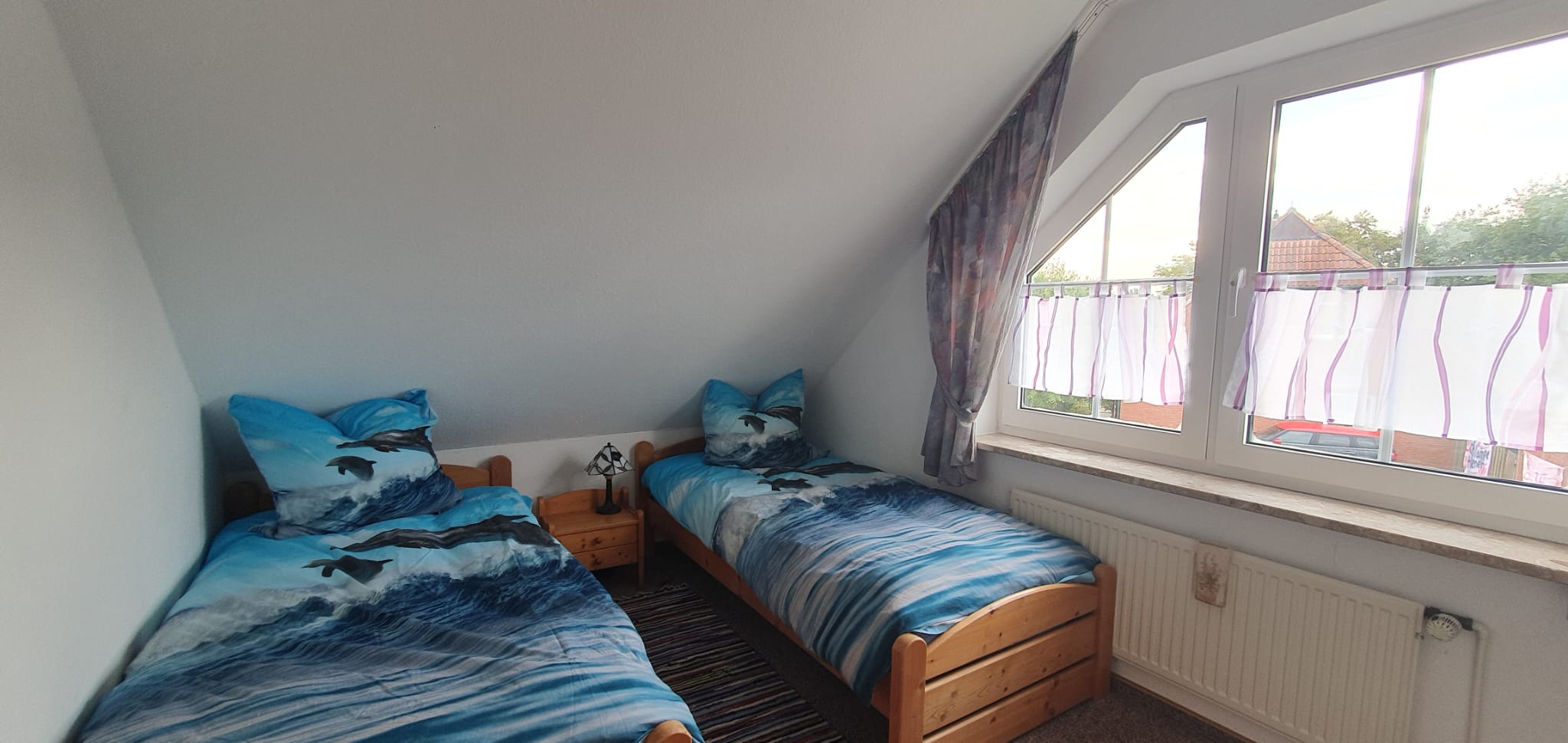 Schlafzimmer mit zwei Einzelbetten