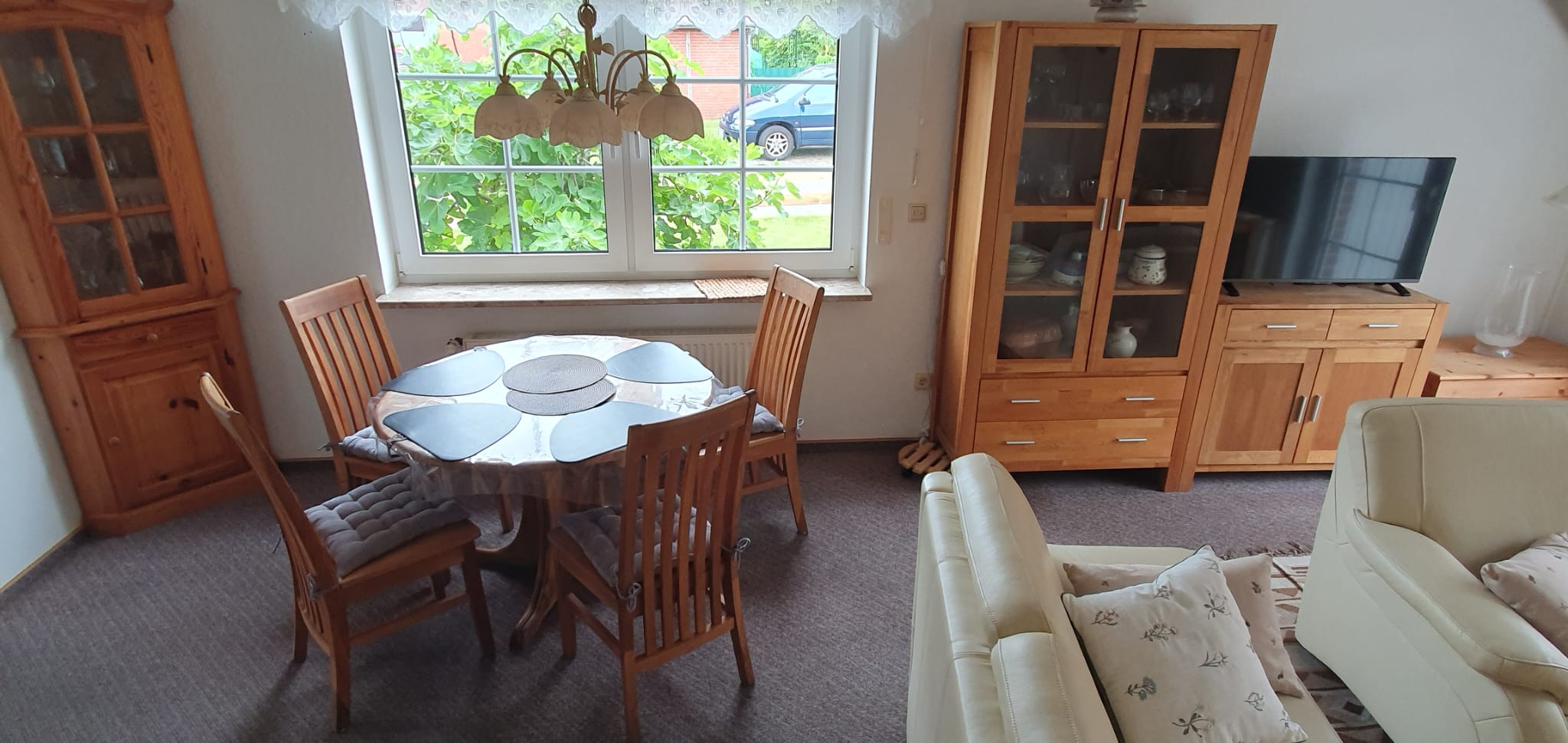 Essbereich mit rundem Tisch am Fenster