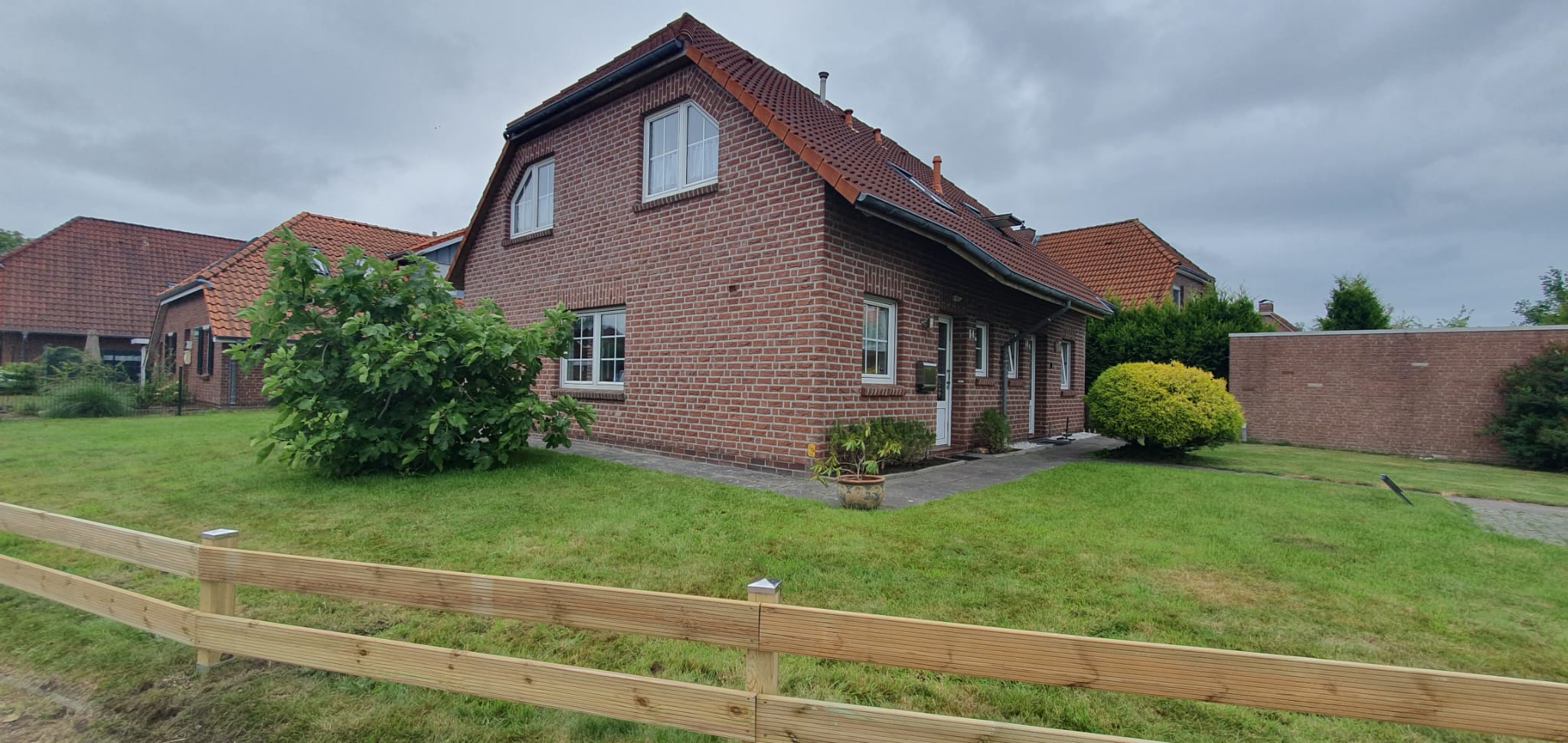 Das Ferienhaus aus rotem Backstein mit Garten